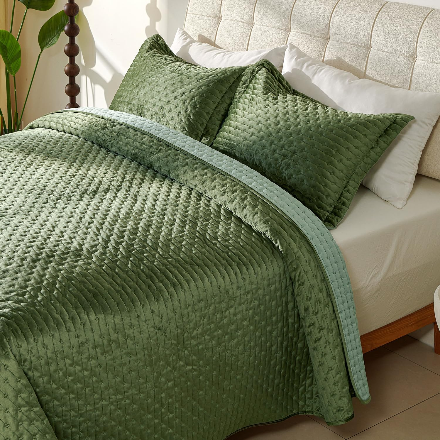 Cmfshape Luxury Velvet Quilt Set King Size,Reversible Quilted Lightweight Velvet Comforter,Ultra Soft Bedspread Coverlet Bedding Set for All Season with 2 Pillow Shams Green(106"X96") image number 3