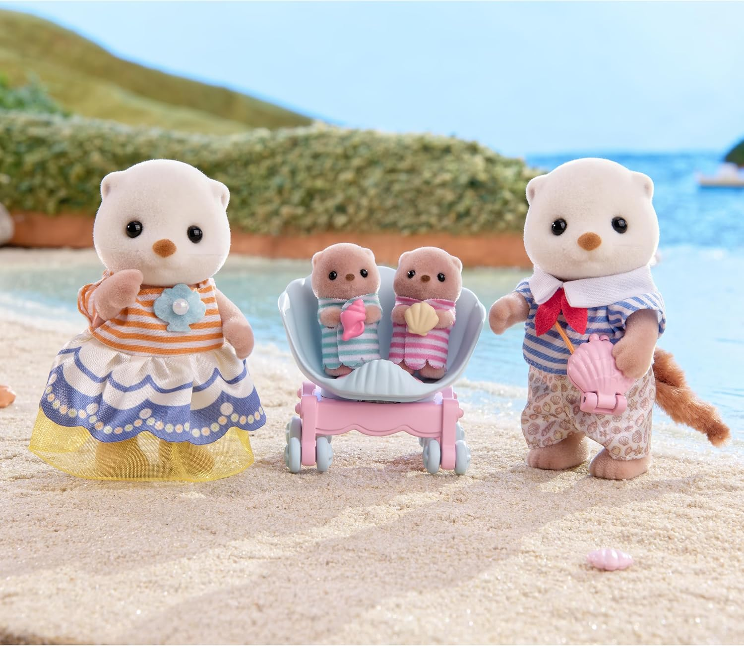 Sylvanian Families - La Famille Loutre De Mer - Set of 4 Figurines - Plongez Dans L'Univers De La Famille Sylvanian - Figurines Animaux Miniatures - Jouet Enfant 3 Ans Et + - 5803