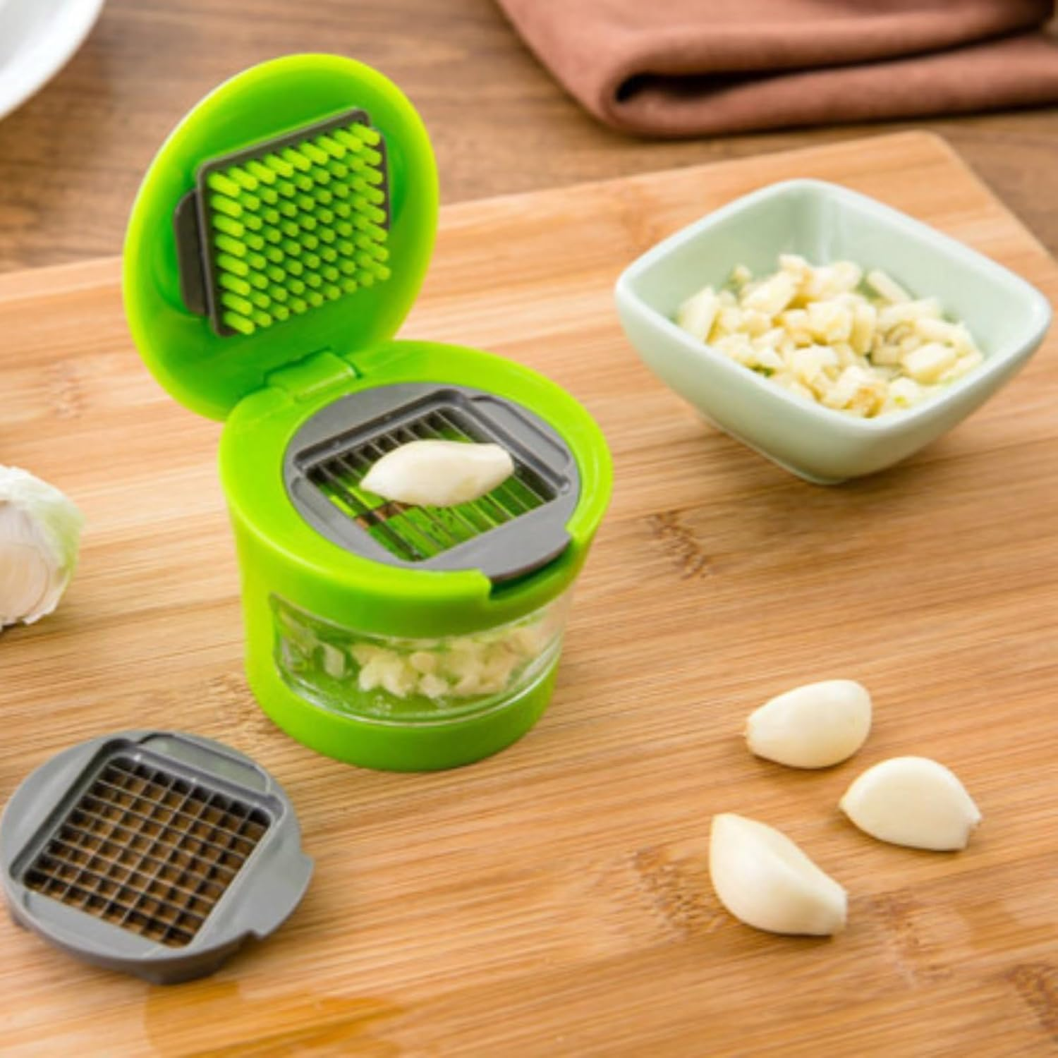 Mini Garlic Crusher, Large Capacity Garlic Mincer, Ergonomically and Angled Teeth Design, Kitchen Gadget to Press Clove and Smash Ginger, Easy to Clean