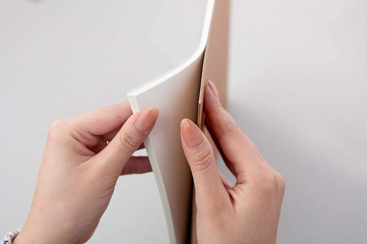 Strathmore 300 Series Charcoal Paper Pad, Top Wire Bound, 9X12 Inches, 32 Sheets (64Lb/95G) - Artist Paper for Adults and Students - Charcoal and Pastel