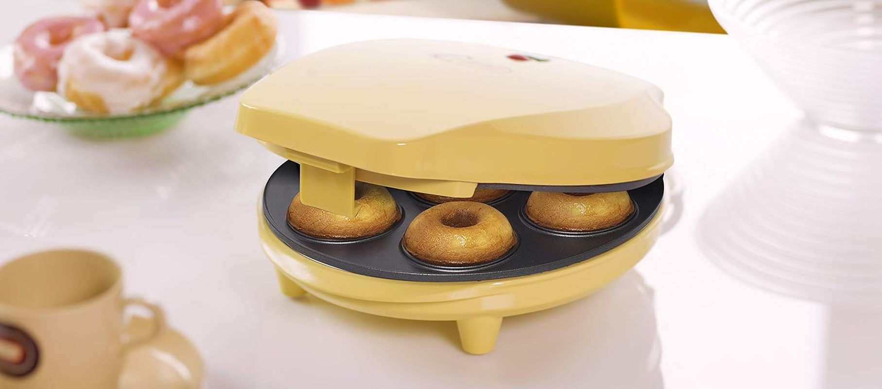 Bestron Donut Maker in Retro Design, Mini Doughnut Maker for 7 Small Doughnuts, Includes Baking Light and Non-Stick Coating, 700 Watt, Colour: Yellow