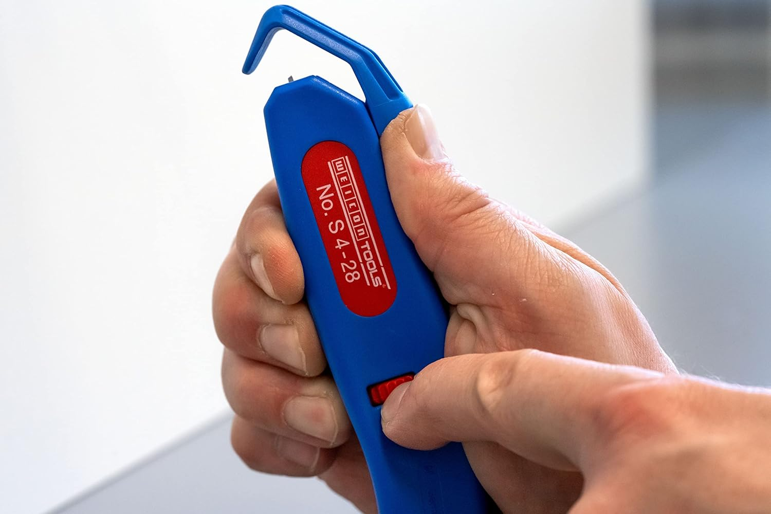 WEICON Tools Cable Stripper No. S 4-28, Stripping Tool for Cables from 4-28 Mm, with Retractable Hook Blade, Made in Germany image number 2