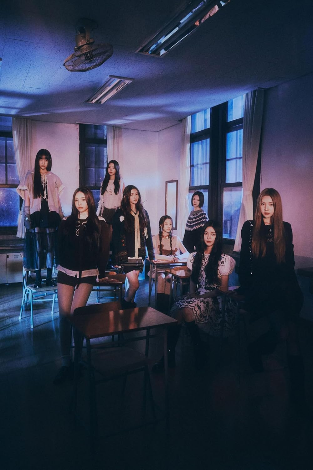 Hearts2Hearts the Chase 1St Single Album with Tracking Sealed H2H (Full Set(2Photo Book+2Mini Book+Package)) image number 2