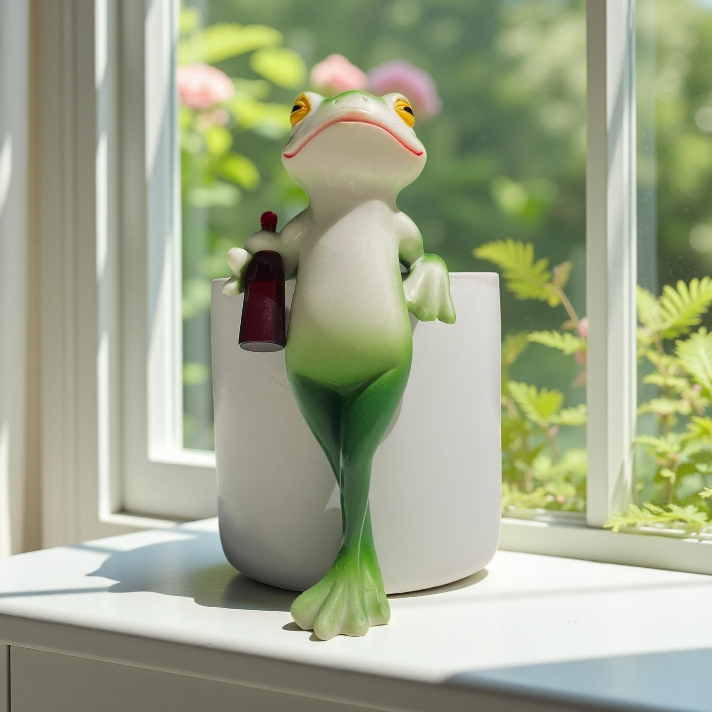 Funny Drinking Frog Statue Flower Pot Hugger Resin Hanging Frog Figurine Planter Pot Decorations for Home Garden Fence Balcony Patio Lawn Yard Ornaments (Drinking Juice)