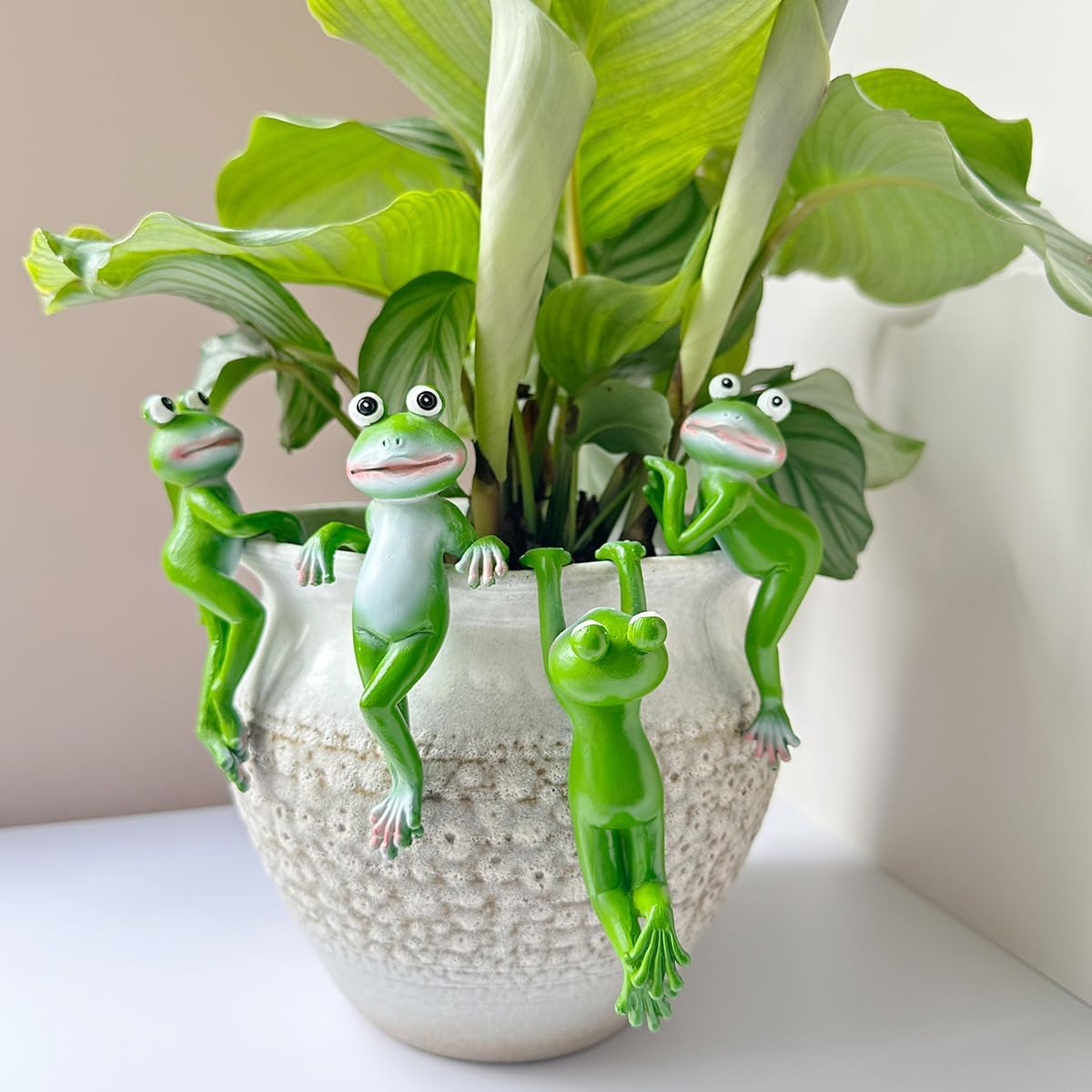 JARPSIRY Cute Climbing Frog Figurines Flower Pot Hugger Resin Hanging Frog Sculpture Outdoor Statue Plant Pot Decorations for Home Garden Fence Balcony Patio Lawn Yard Ornaments (Back) image number 5