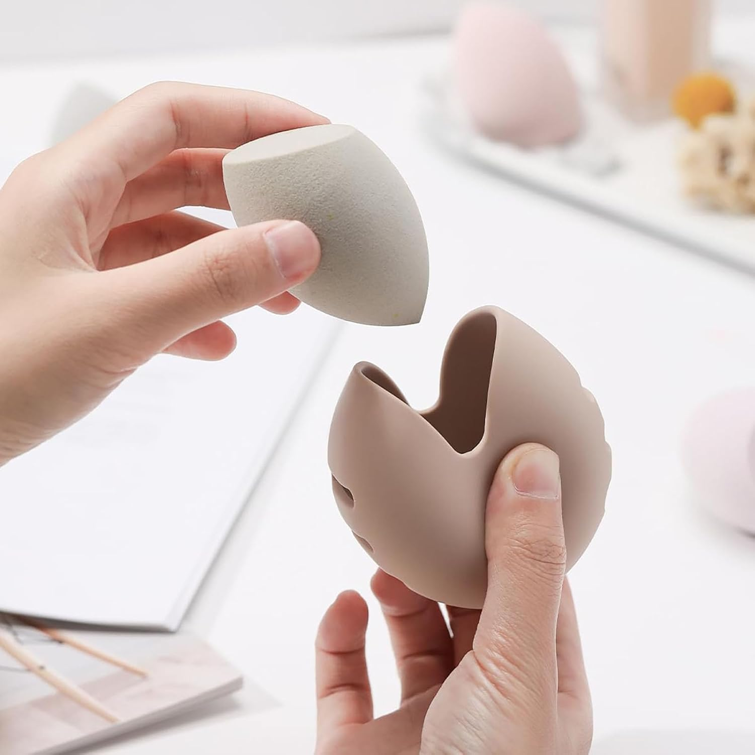 SYGELER Silicone Makeup Sponge Holder &ndash;Beauty Blender Travel Case, Washable Silicone Cosmetic Sponge Drying Box（Brown image number 2