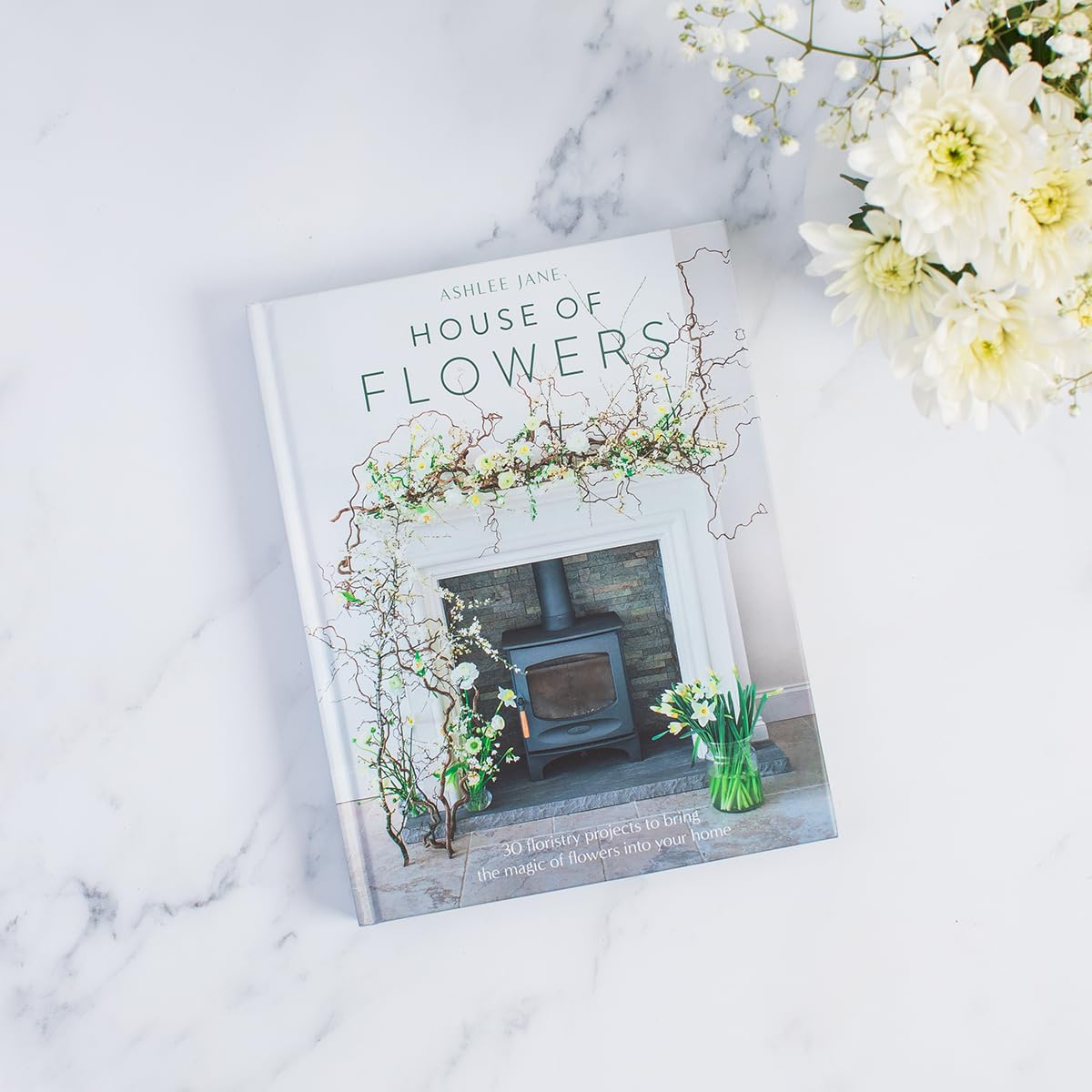 House of Flowers: 30 Floristry Projects to Bring the Magic of Flowers into Your Home image number 3
