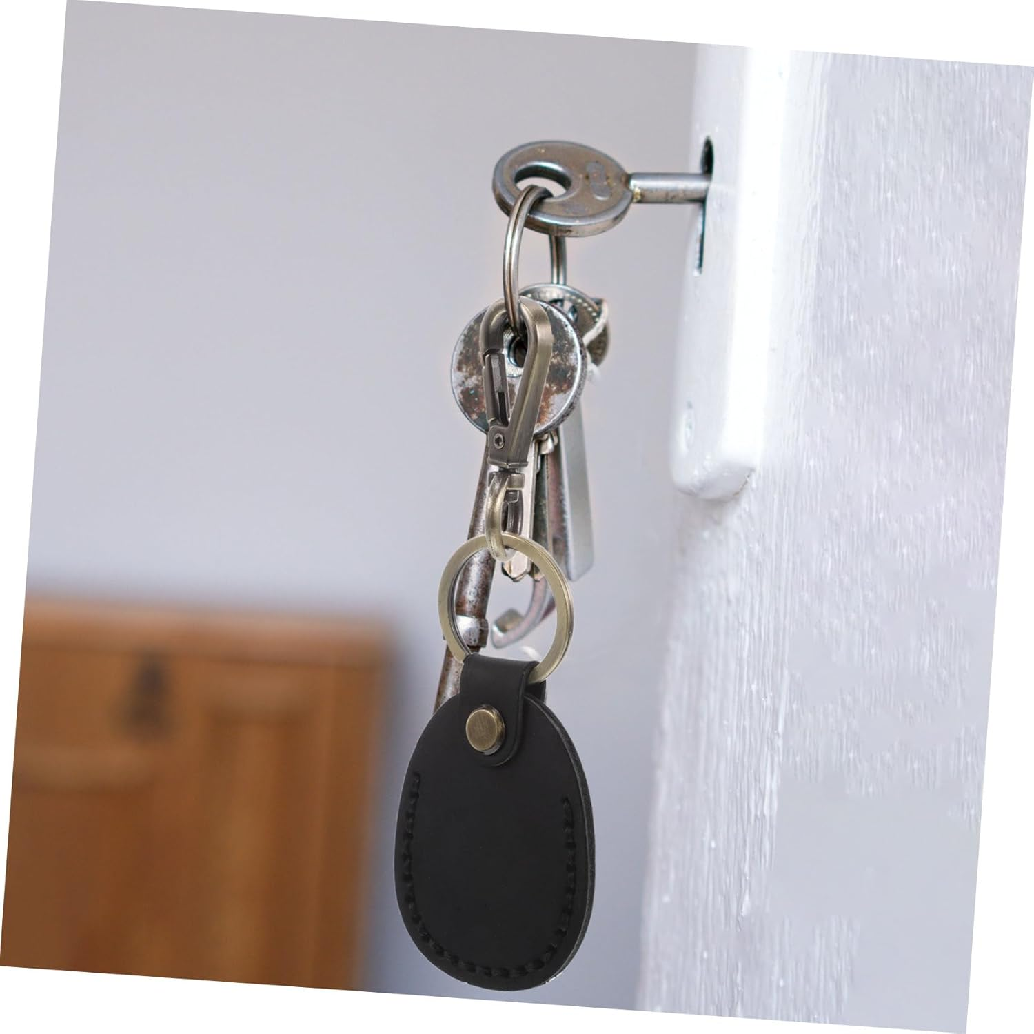 LOORGVEL 3Pcs Pu Card Holder Keychain Set Retro Vintage Handmade Leather Key Fob Protector for Women Mini Access Card Sleeve Pouch for Smart NFC Storage image number 3