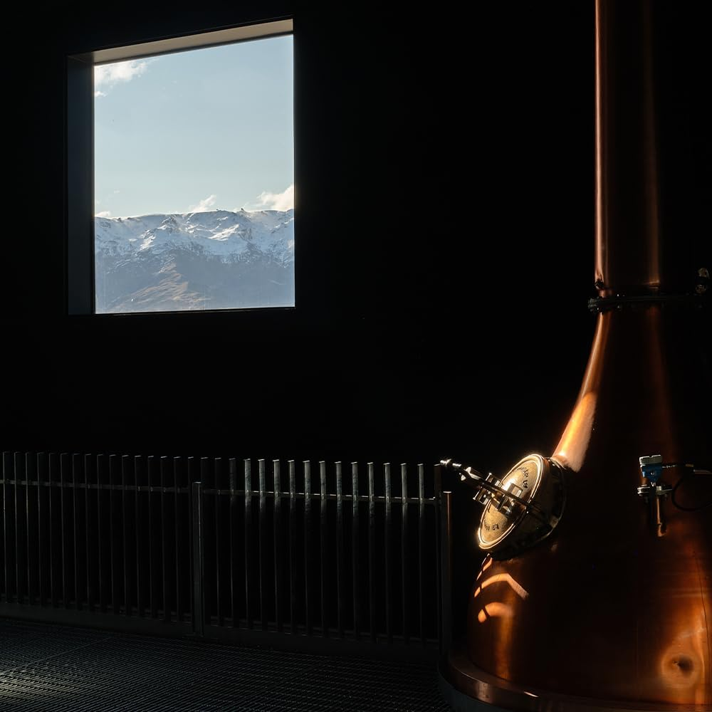 SCAPEGRACE Gold 57% - Premium Dry Gin - Small Batch - Navy Strength - Distilled with Glacier Water - 70Cl