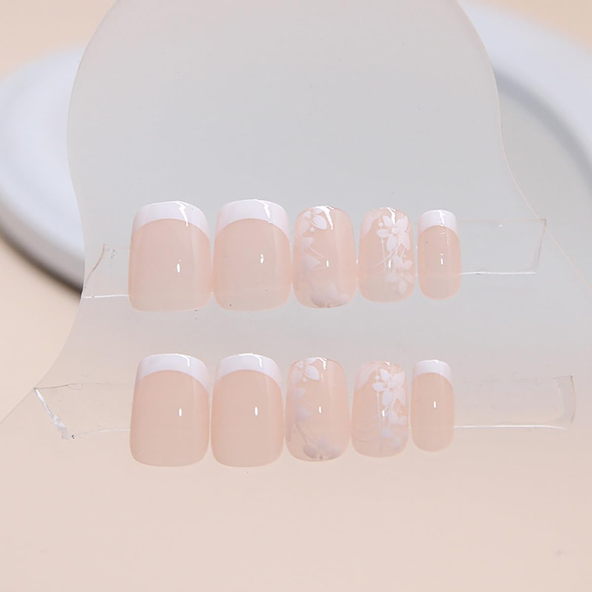Mumoo Bear White French Tip Press on Nails Short Square Fake Nails,Spring Summer White Flower Glue on Nails Nude Glossy Coffin False Nails Design Artificial Acrylic Nail Stick on Nails for Women Decoration 24Pcs image number 4