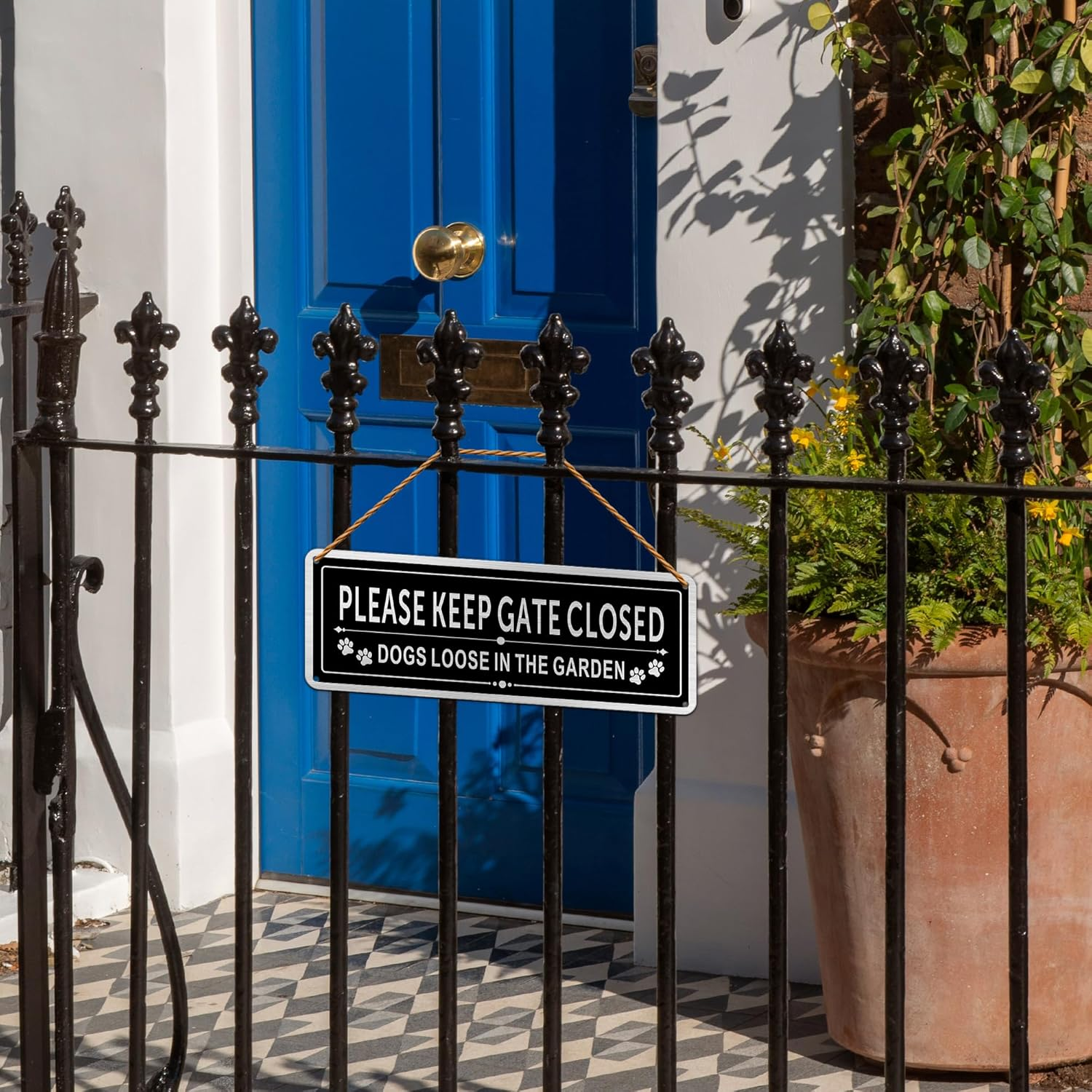 Please Keep Gate Closed Sign-25 * 9CM Dog Loose Signs Gates,With Pre-Drilled Holes and Adhesive Backing Suitable for Outdoor Gate Fencing