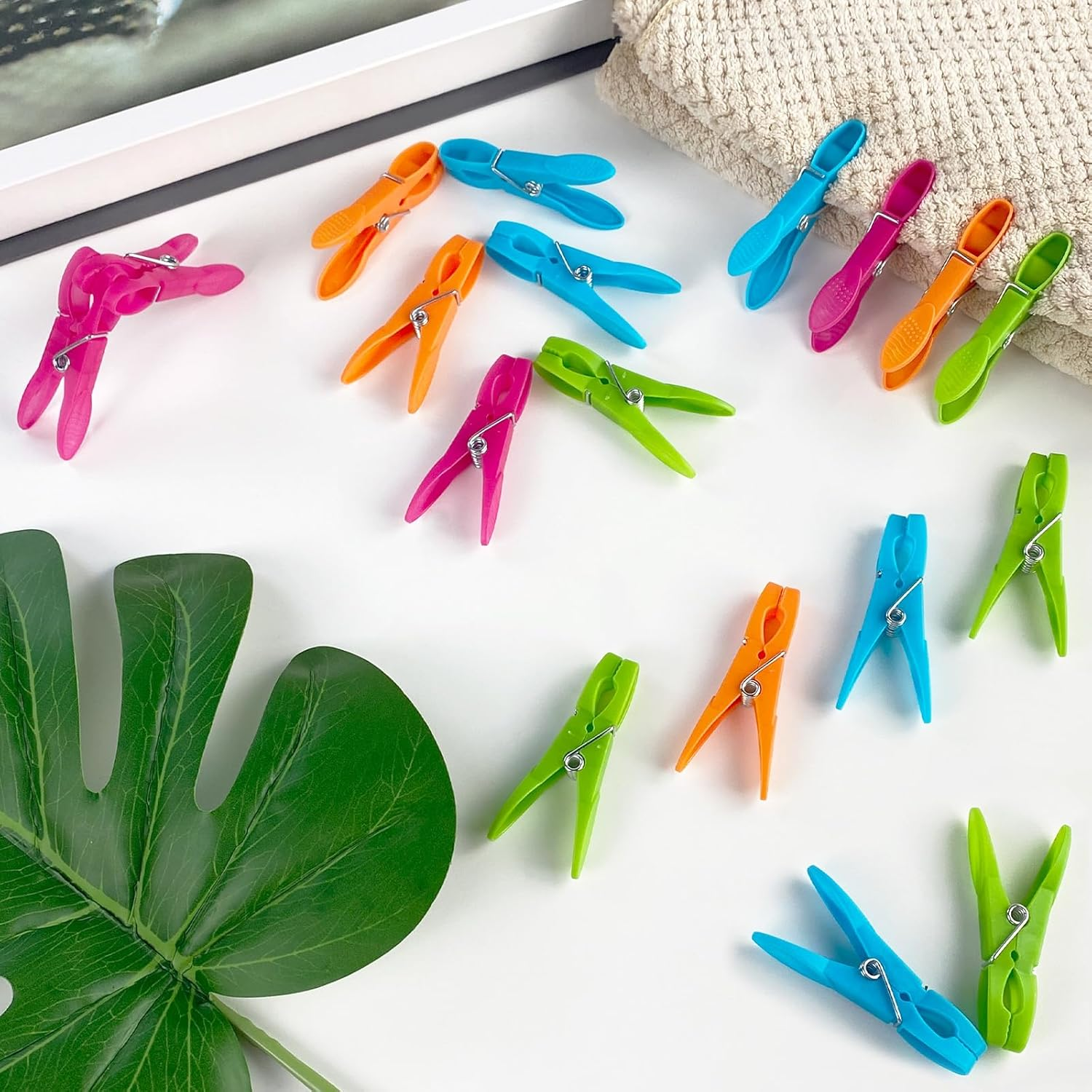 72Pcs Colored Plastic Clothespins, LIOUCBD Colorful Clothes Pins Heavy Duty Outdoor for Hanging Clothes, Rainbow Clothes Pegs for Classroom, Clothesline Crafts Picture Photo Food Towel Clips image number 5
