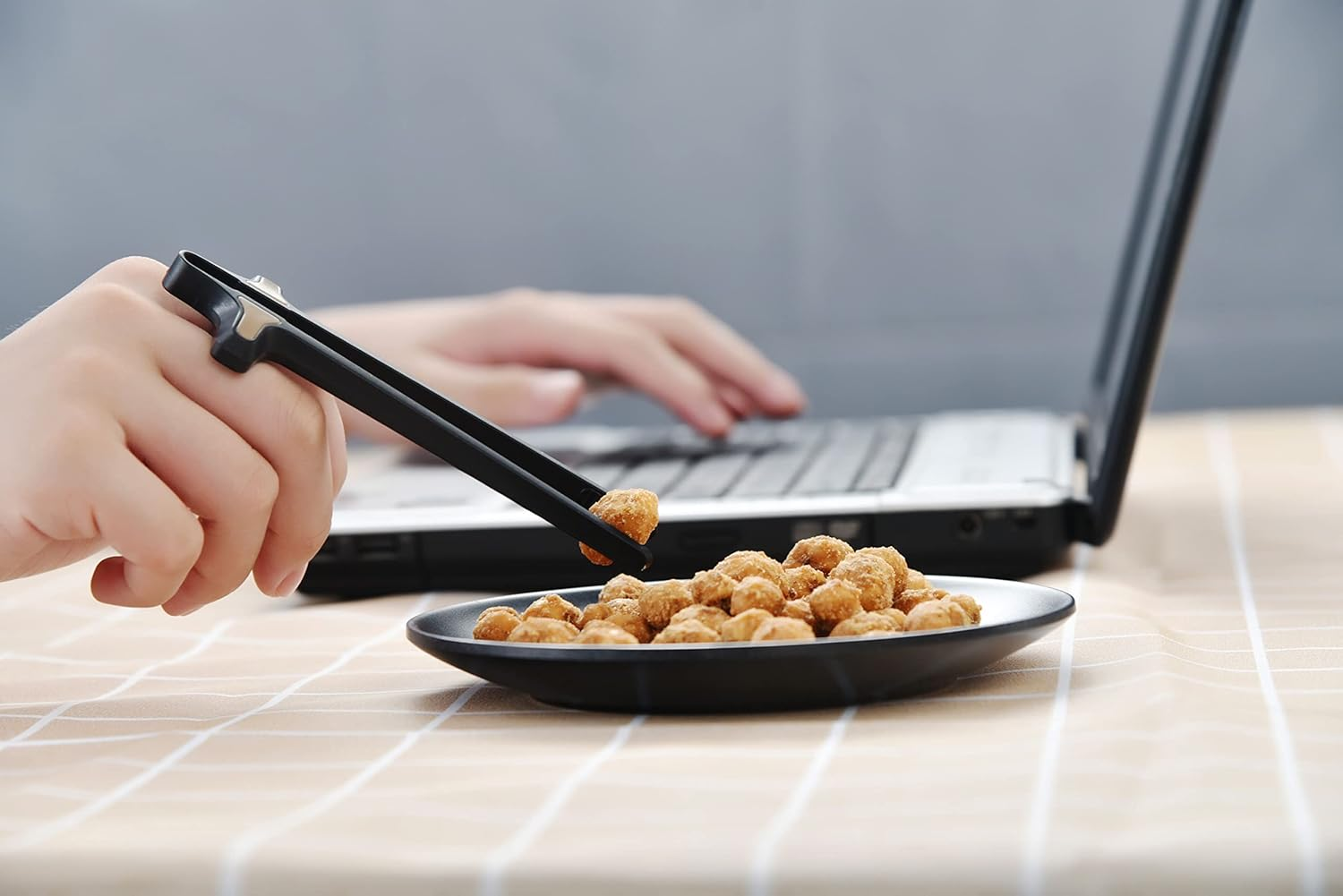 New Upgrade 2Pcs Finger Chopsticks for Gamers,Snack Clips,Video Game Party Supplies,Kids Chopsticks,Creative Gamer Accessories,Gifts for Gamers image number 5