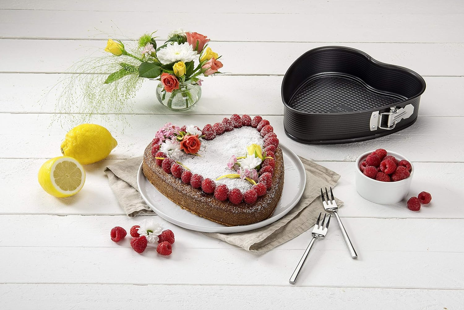 Zenker Heart Springform Cake Tin Diameter 26 Cm Special Creative Heart Baking Mould Baking Mould for Baking with Love, Large Heart for Favourite People (Colour: Black), Quantity: 1 Piece