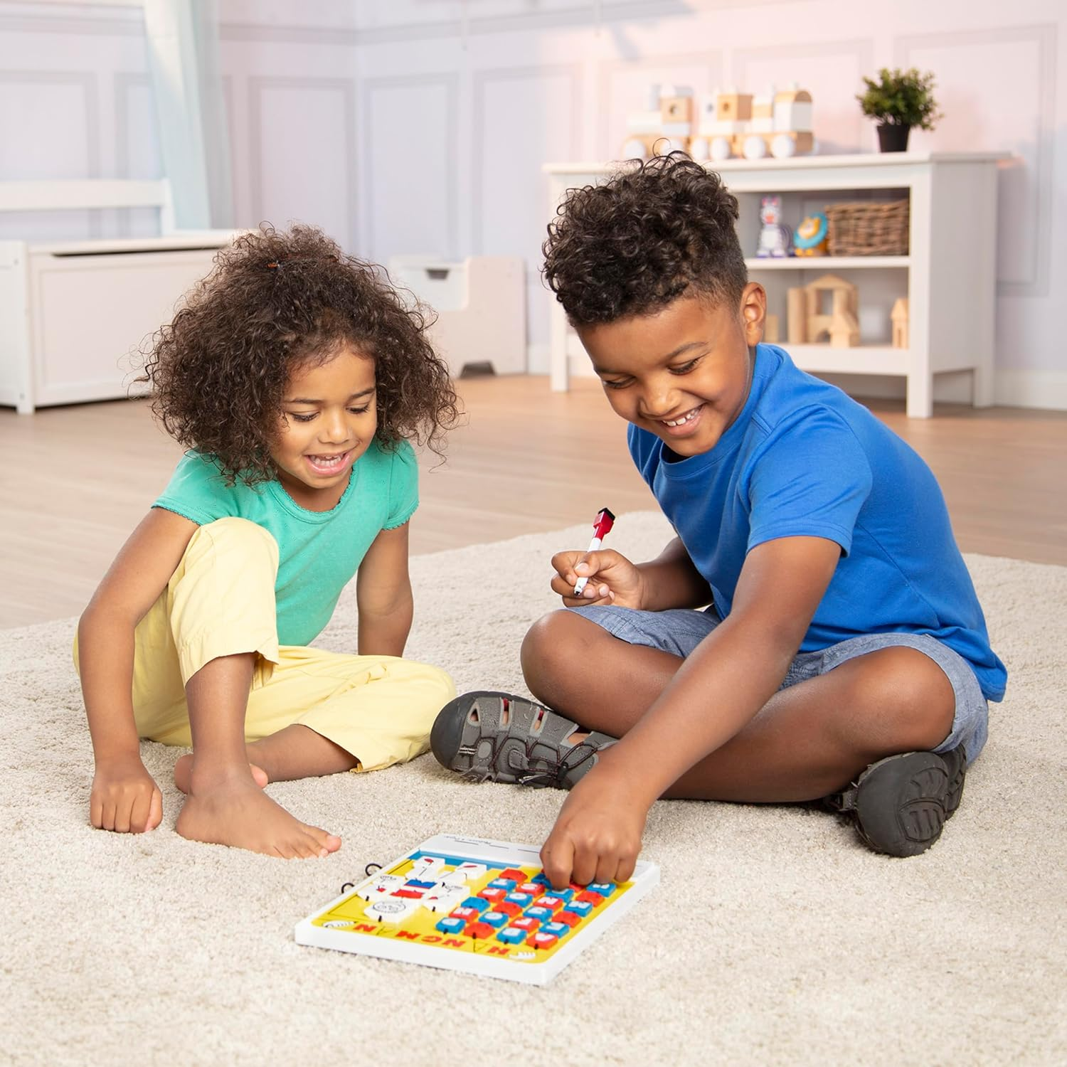 Melissa & Doug Hangman Travel Game image number 4