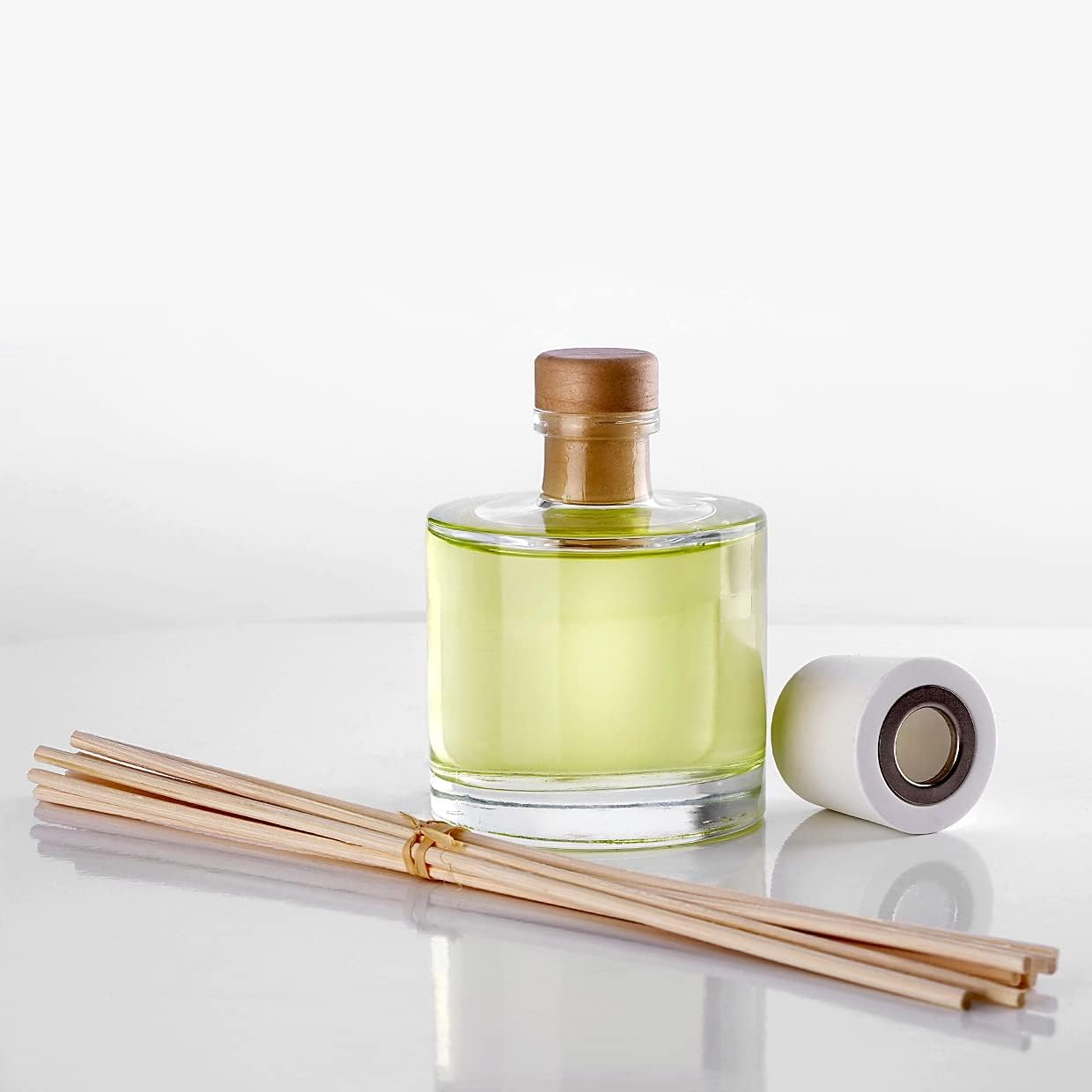 Fresh Linen Reed Diffuser - 100Ml W/Rattan Sticks - Home Fragrance - Scented Diffusers for Aromatherapy - Perfect as a Gift - Enhancing Any Room with a Refreshing, Soothing and Pleasant Scent image number 1