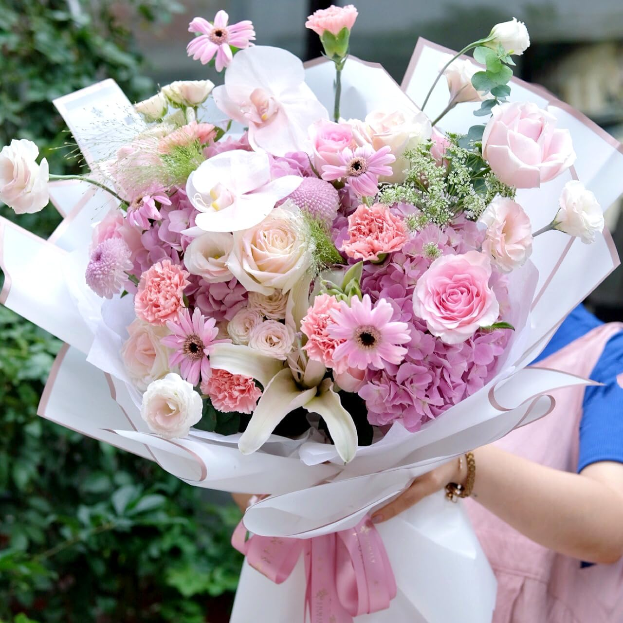 ZORRITA 20 Sheets White Flower Wrapping Paper with Rose Gold Edge, 22.8 X 22.8 Inch, Waterproof, Ideal for Floral Arrangements, Gift Wrapping, Party Decorations image number 5