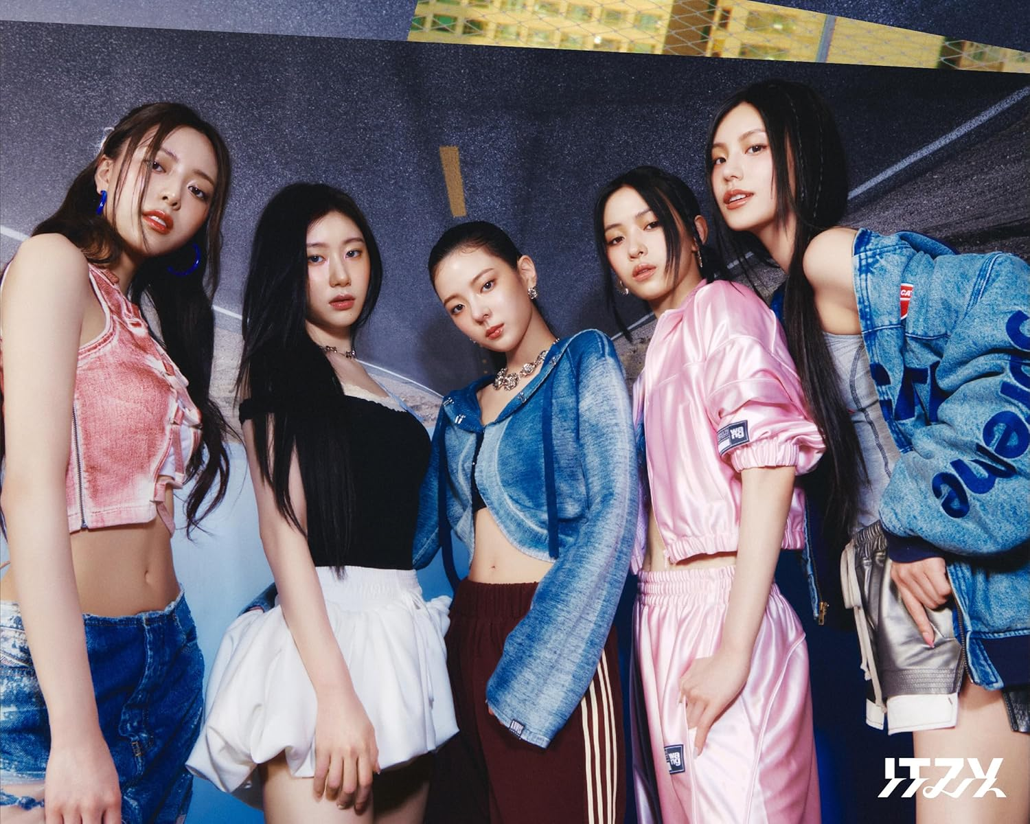 ITZY Gold 2Nd Album Standard Random Version Cd+72P Photobook+1P Folding Poster on Pack+2P Postcard+2P Photocard+Tracking Sealed image number 3