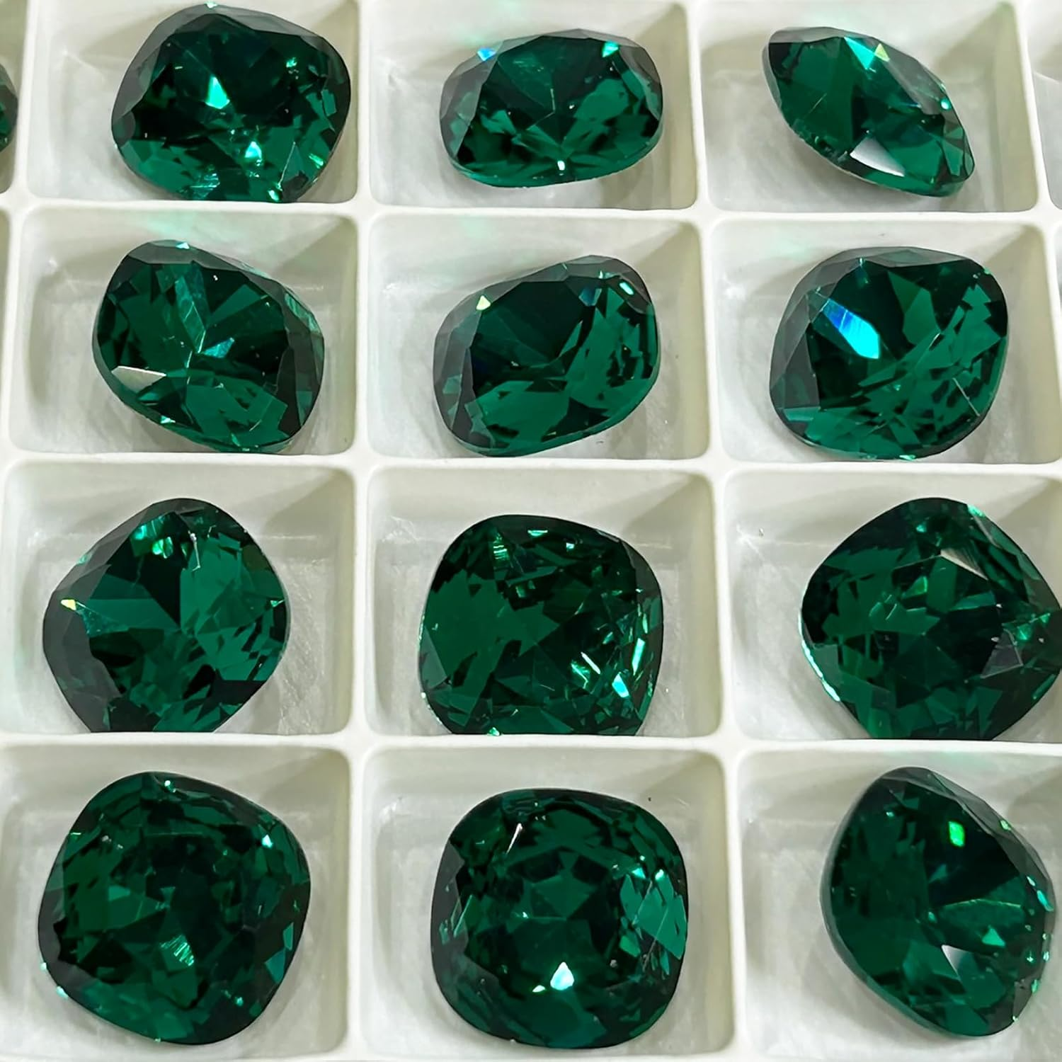 Aurora Crystal round Square - V-Cut Emerald image number 1
