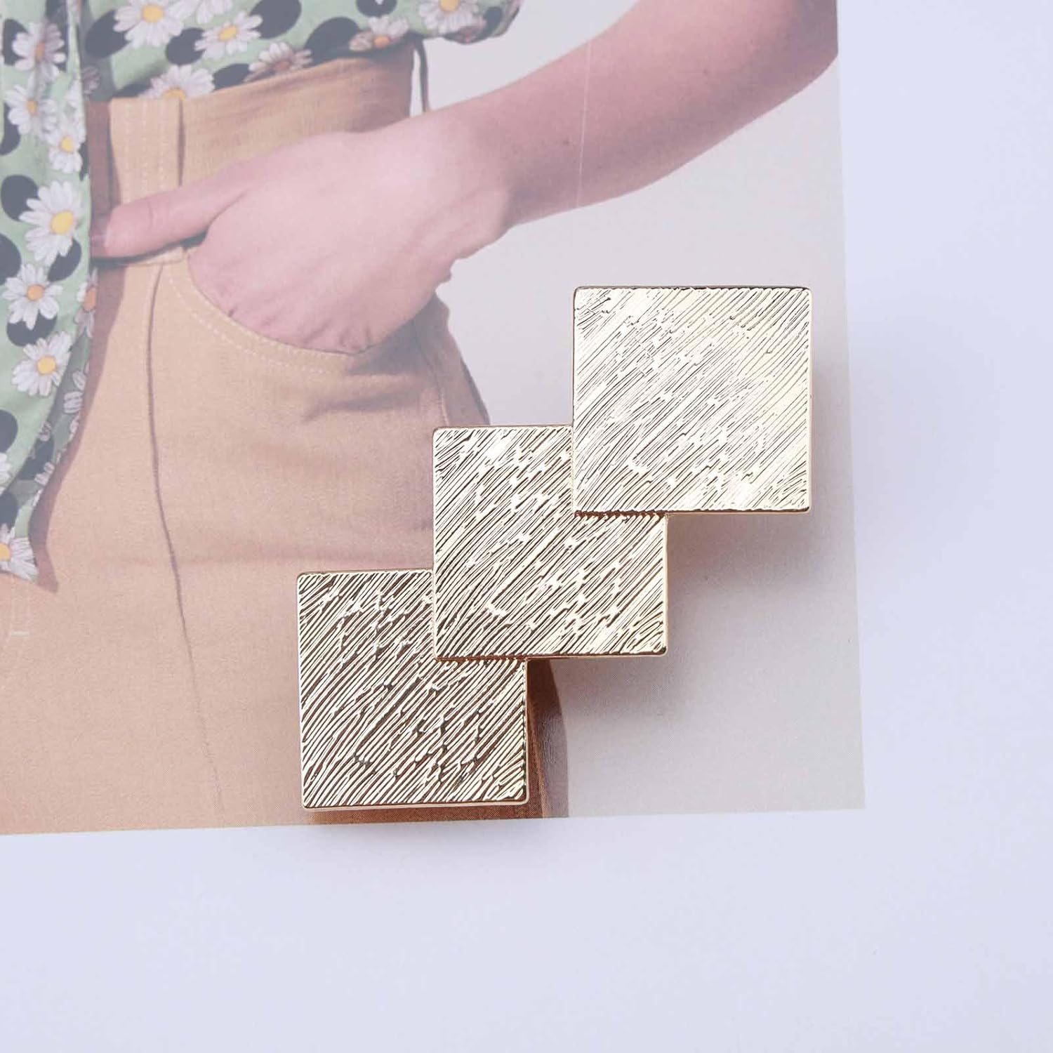 Enautoabs French Metal Hair Clip for Women Golden Square Hair Clip Headwear Large Square Geometric Hair Clips Square Shape Hair Clip Ponytail Holder image number 3