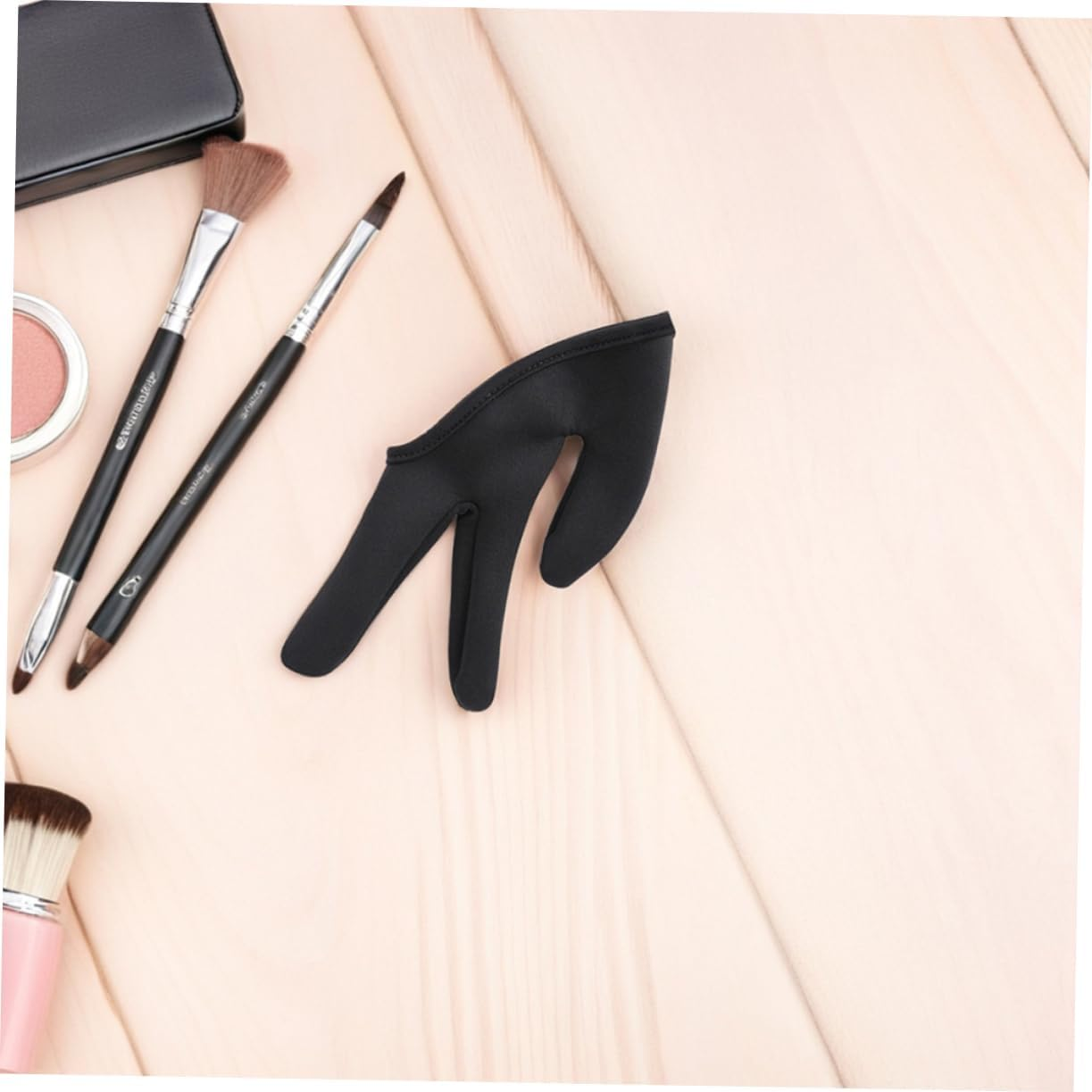 SAFIGLE Heat-Resistant Finger Covers Hairdressing Anti-Scald Gloves 2Pcs Three-Finger Design for High-Temperature Protection during Curling Wand Straightening and Hair Coloring image number 4