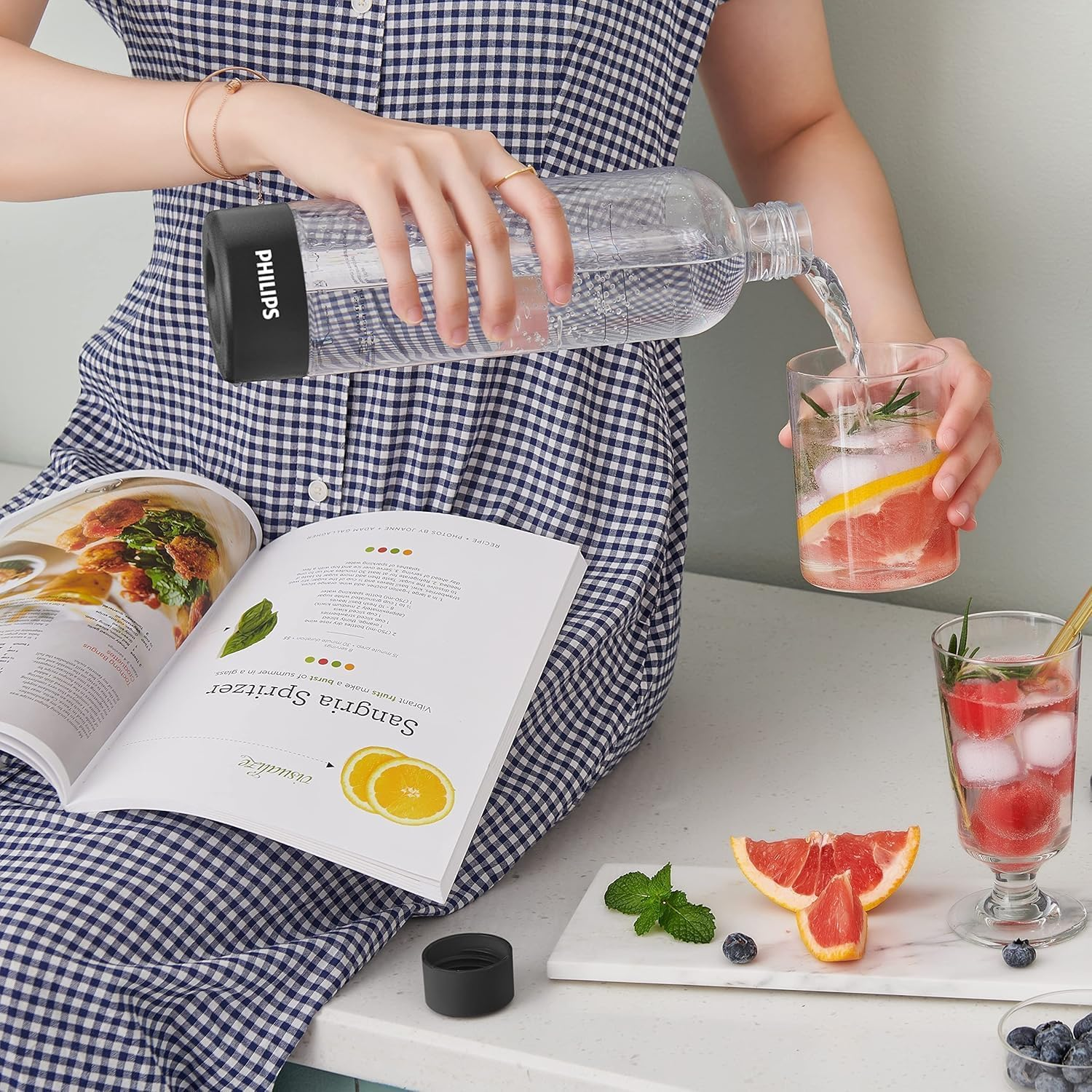 PHILIPS Carbonating Bottles, 1L Twin Pack Reusable PET Sparkling Water Bottles Compatible Sparkling Water Maker, 2 Pack, Black - Blue image number 3