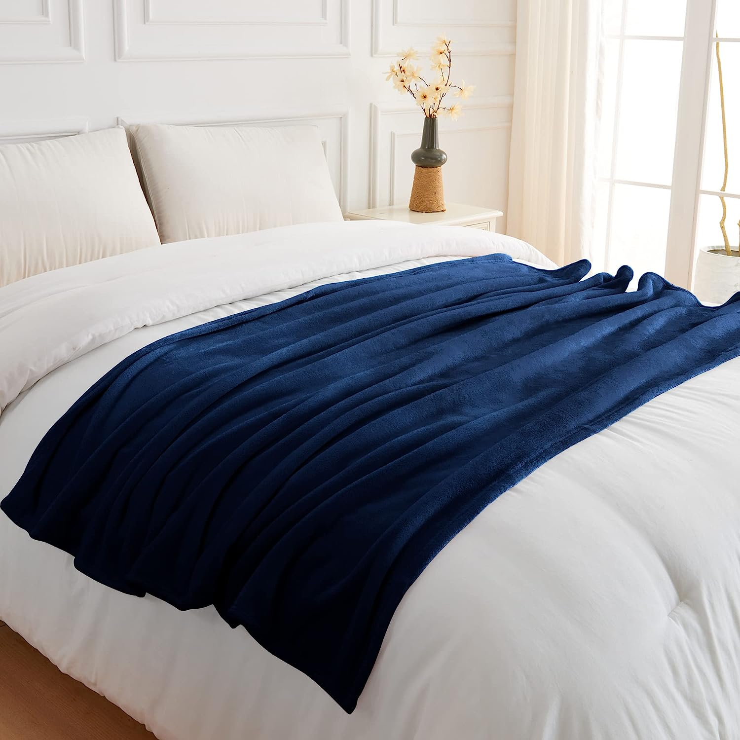 LINENOVA Fleece Blankets 152X203Cm - 300GSM Lightweight Flannel Microfiber Fuzzy Soft Cozy Blanket for Bed, Sofa, Couch, Travel, Camping (Navy) image number 5