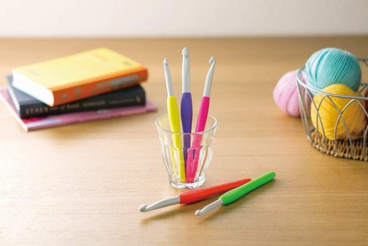 Clover Amour Crochet Hook, 3.5 Mm Size, Red, 1043/E