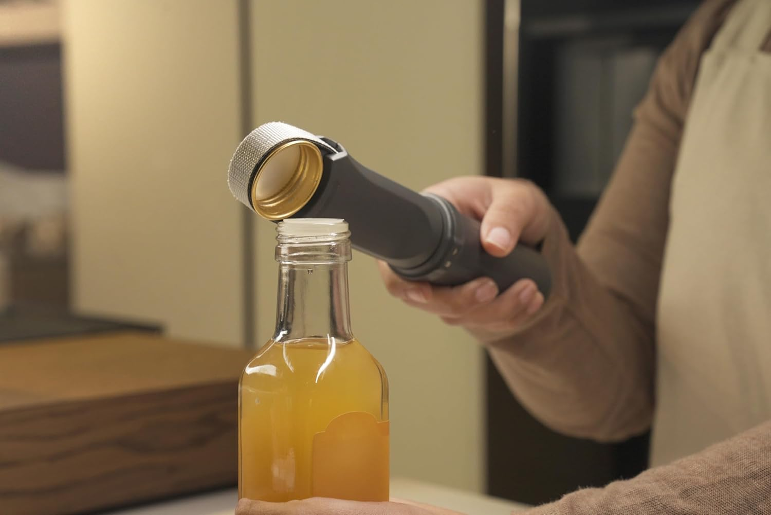 Zyliss Jar Opener - Effortlessly Opens Jars of Any Size with Minimal Effort, Adjustable Loop, Designed for Maximum Leverage and Support. Durable and Easy-To-Use Tool for Effortless Lid Opening, Grey image number 4