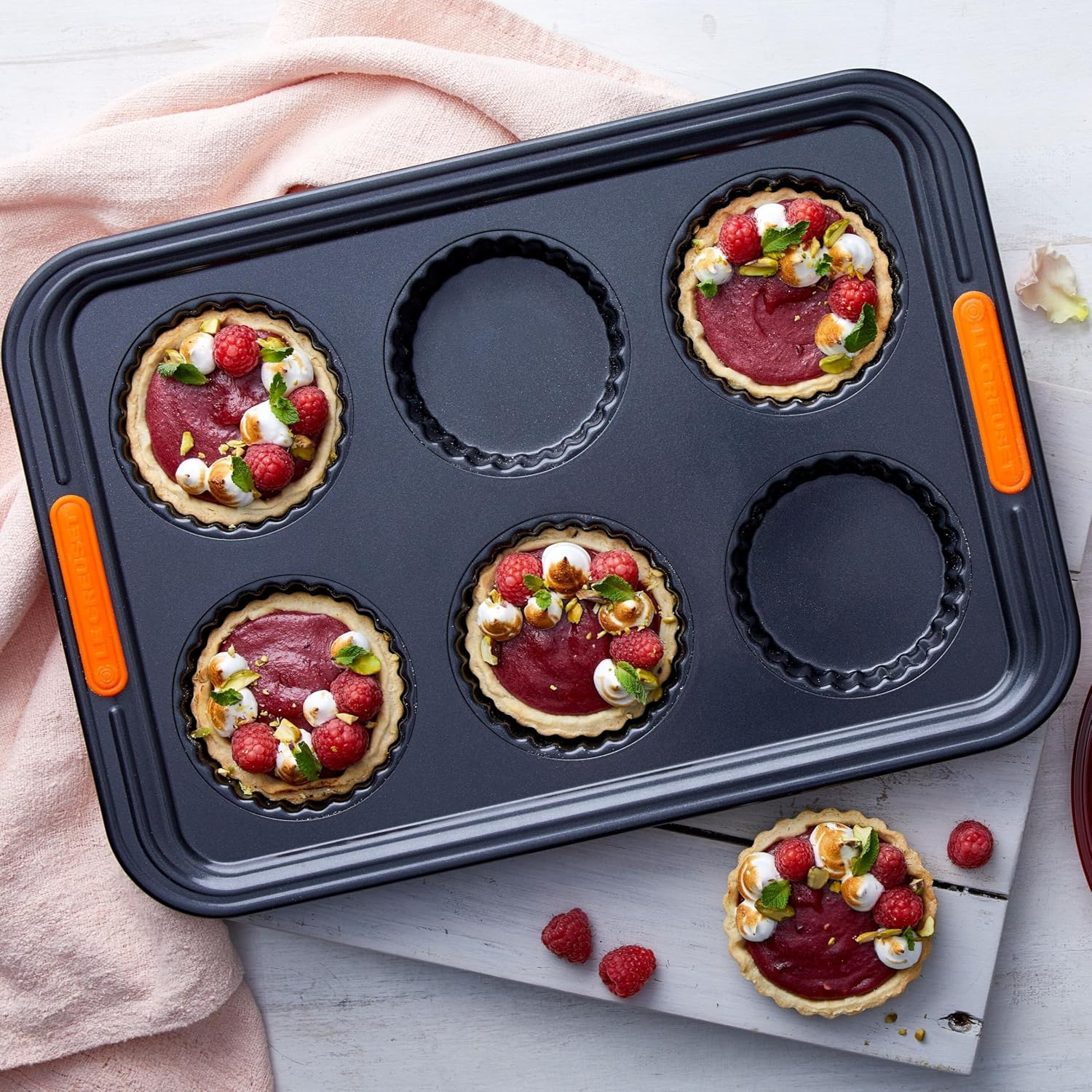 Le Creuset Non Stick Bakeware 6 Cup Fluted Tart Tin Tray image number 2