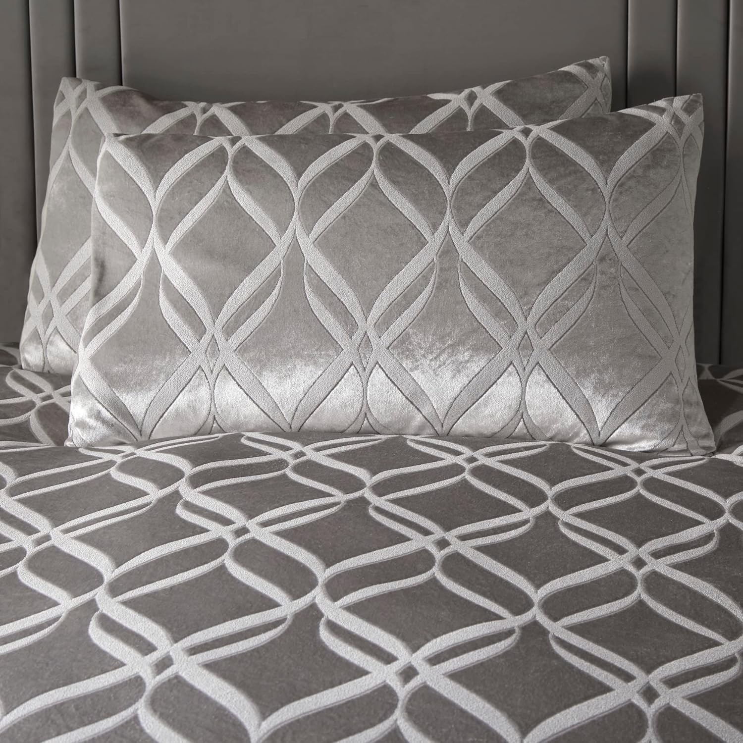 Soiree - Luxury Silver Ogee Velvet Duvet Cover - Double Bedding Size (200 X 200Cm) - 2X Pillowcases - Soft & Cosy Velvet Bedding in Silver - Jacquard - Luxury Bedding - Glamorous Silver Duvet Sets image number 3