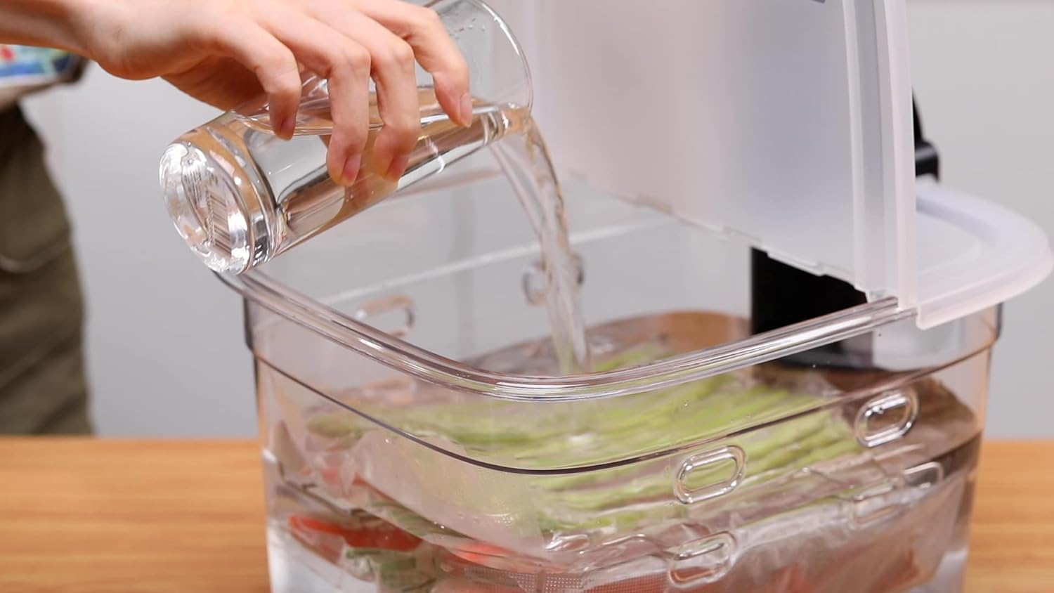 EVERIE Versatile 12-Quart Sous Vide Container with Built-In Rack and Collapsible Hinged Lid and Insulated Container Sleeve Compatible with All Sous Vide Cookers, KIT-1202-TYPP Clear image number 2