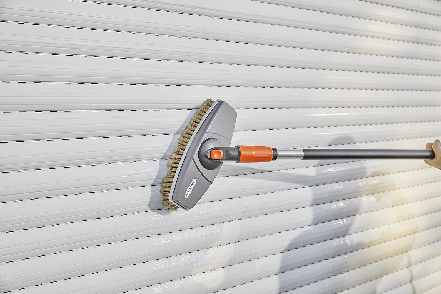 Gardena Washing Brush: Water-Bearing Cleaning Brush for the Clean System, Also for Delicate Surfaces and the Car Wash Suitable (5570-20) image number 1