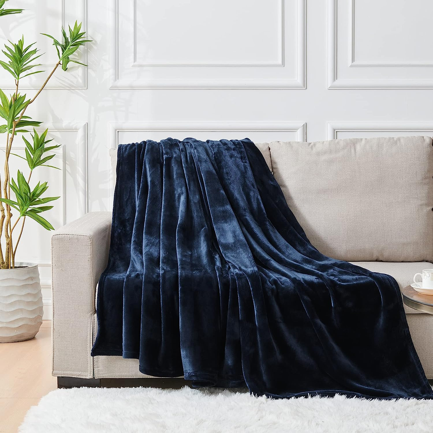 LINENOVA Fleece Blankets 152X203Cm - 300GSM Lightweight Flannel Microfiber Fuzzy Soft Cozy Blanket for Bed, Sofa, Couch, Travel, Camping (Navy) image number 7
