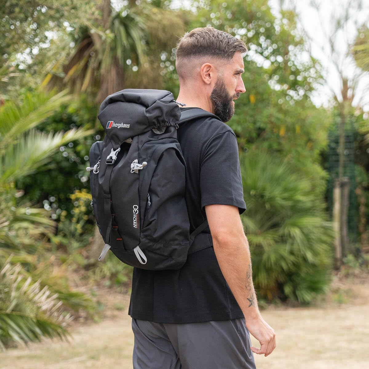 Berghaus Unisex Arrow 30 Litre Rucksack, Compact, Breathable Backpack, Travel and Camaping Bag for Men or Women Rucksack (Pack of 1)