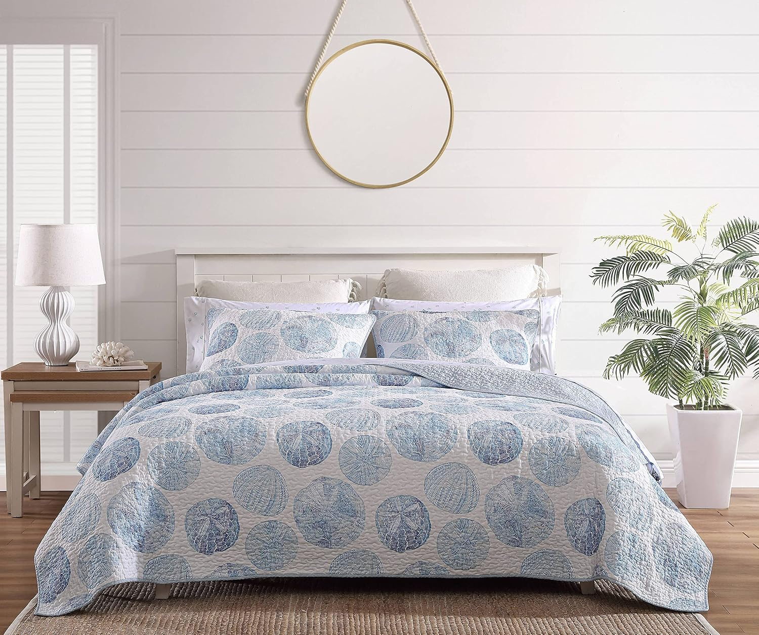 Tommy Bahama - Queen Quilt Set, Reversible Cotton Bedding with Matching Shams, Lightweight Home Decor for All Seasons (Ocean Isle Blue, Queen) image number 1