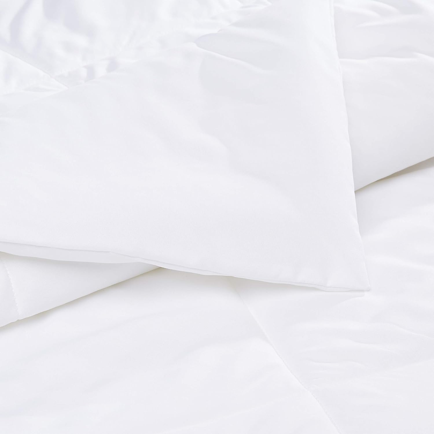Amazon Basics Reversible, Lightweight Microfiber Comforter Blanket - Full / Queen, White