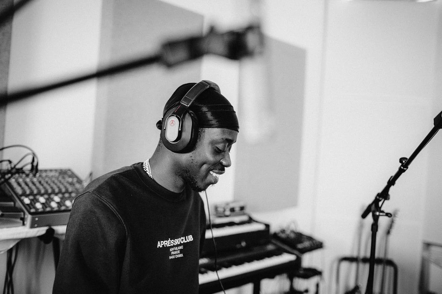 Austrian Audio Hi-X20 over Ear Headphones, Professional Wired Headphones (Closed Design, Hi-X Driver, Memory Foam Ear Pads, Foldable Design, Detachable Cable, Precise Sound) - Black image number 6