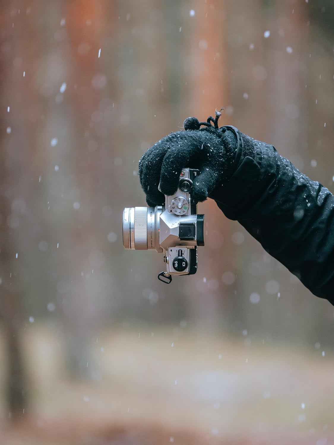 Olympus M.Zuiko Digital 45 Mm F1.8 Lens, Fast Fixed Focal Length, Suitable for All MFT Cameras (Olympus OM-D & PEN Models, Panasonic G-Series), Silver image number 4