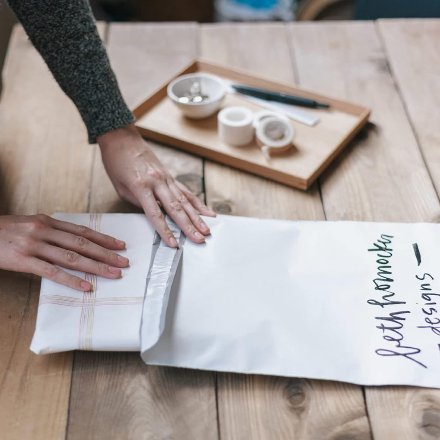 Oaustect 14.5" X 19" Large White Poly Mailers,100 Pcs Shipping Envolopes with Strong Self-Sealing Adhesive Waterproof and Tear-Proof image number 4