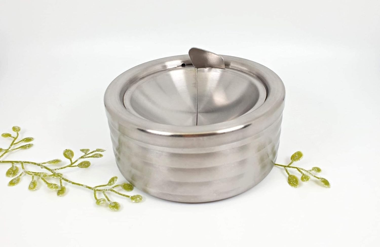 Grooved Silver Classic Metal Ashtray with a Lid for Cigarettes - Windproof Outdoor Ashtrays Can Patio Outdoor Indoor Decorative Fancy Ash Tray image number 4