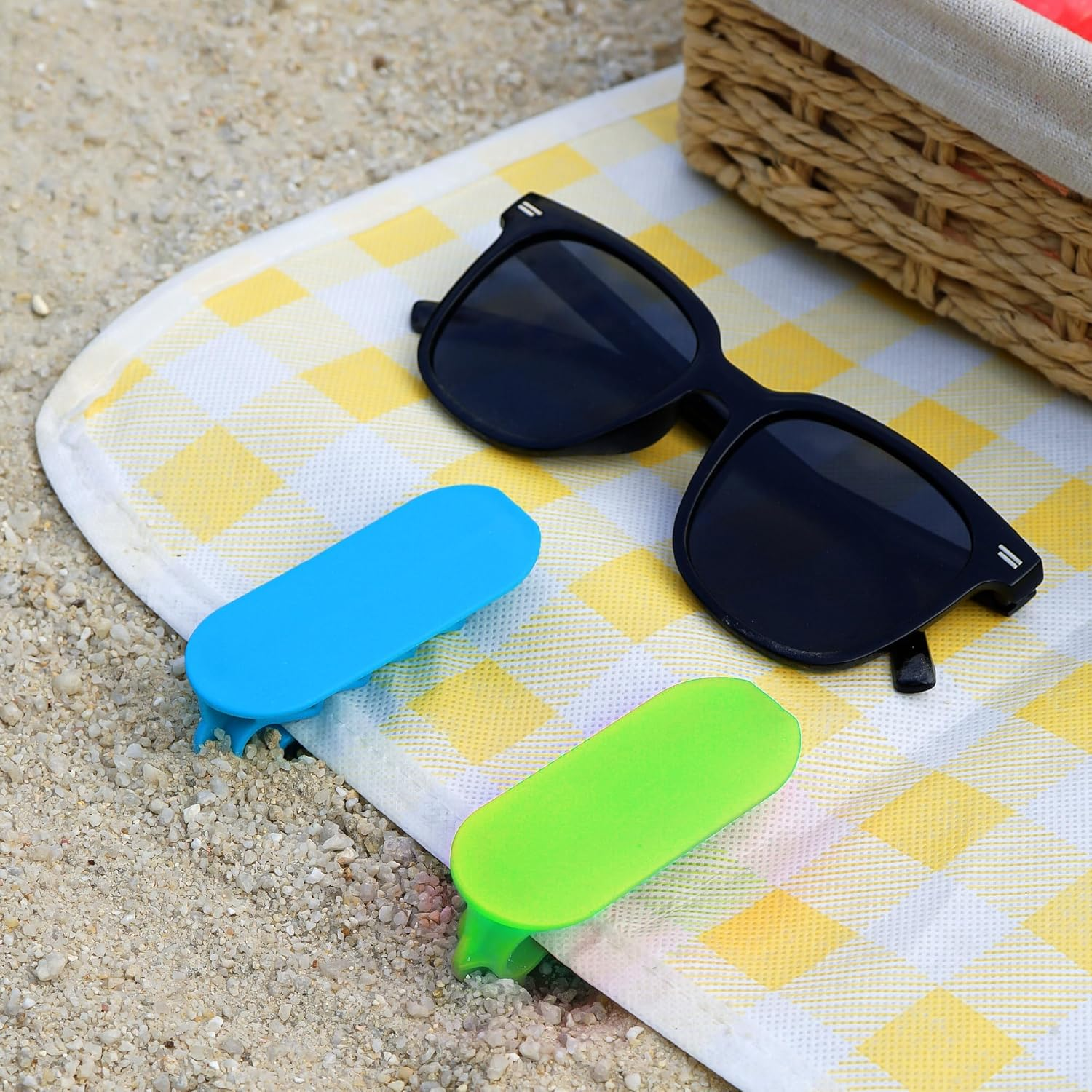 SHIDOW Beach Stakes, Outdoor Towel Anchor Stakes Picnic Mat Clips, Clamps Picnic Blanket Holders, Towel Sand Spikes, Beach Accessories for Vacation (8 PCS Green, Water Blue)