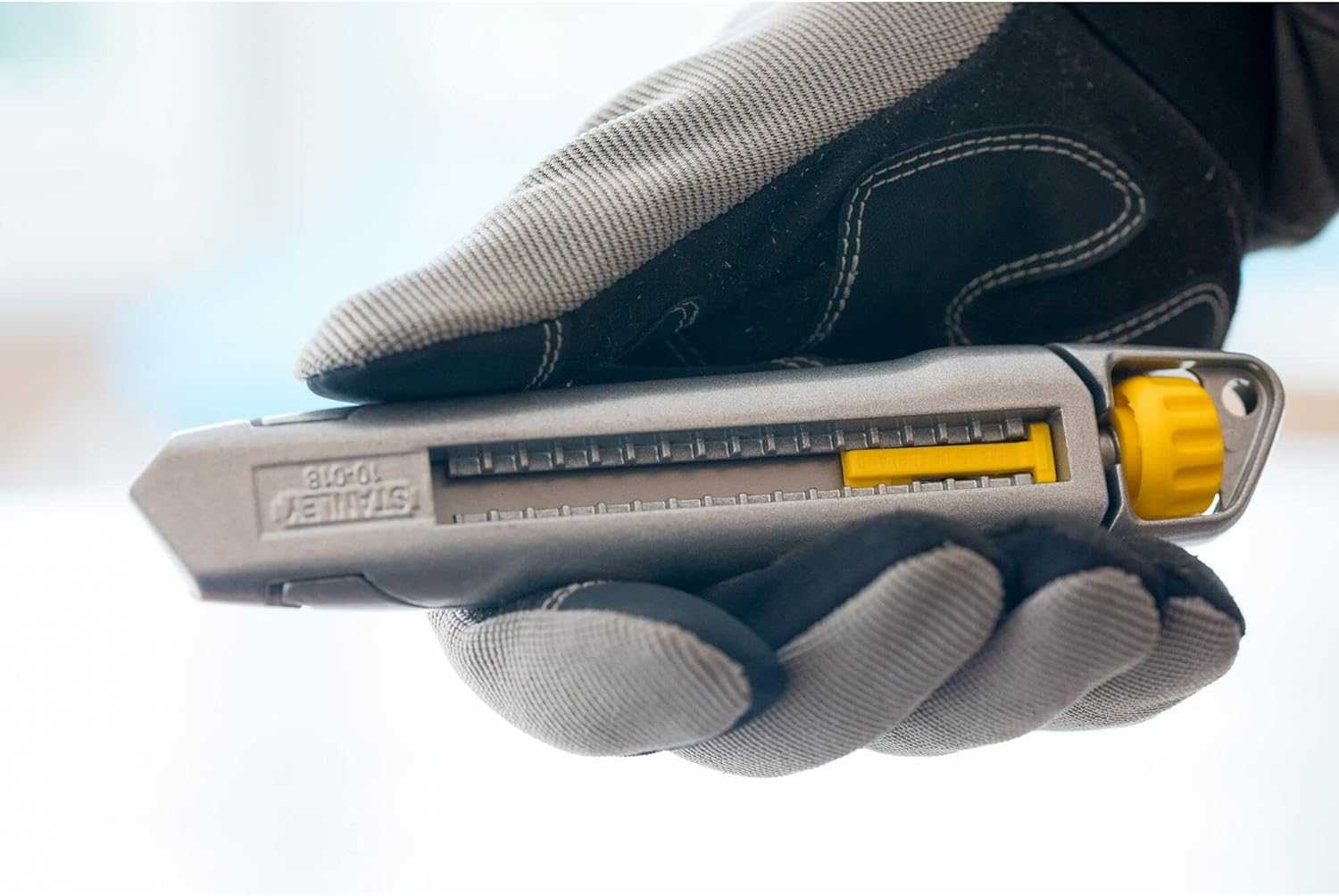 Stanley 7-10-018 Snap off Knife "Interlock" with 5 Carbide Blades, Black/Yellow image number 2