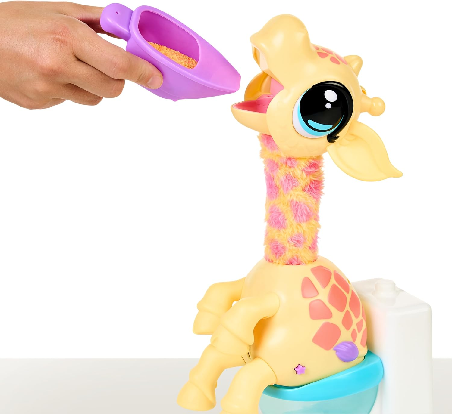 Little Live Pets Gotta Go Giraffe Gigi | Interactive Pet - Feeds, Poops Out Magical Poop. Sings & Dances with Wobbly Neck. for Kids Ages 4+. 13Cm/12In Tall. Comes with Toilet. image number 3