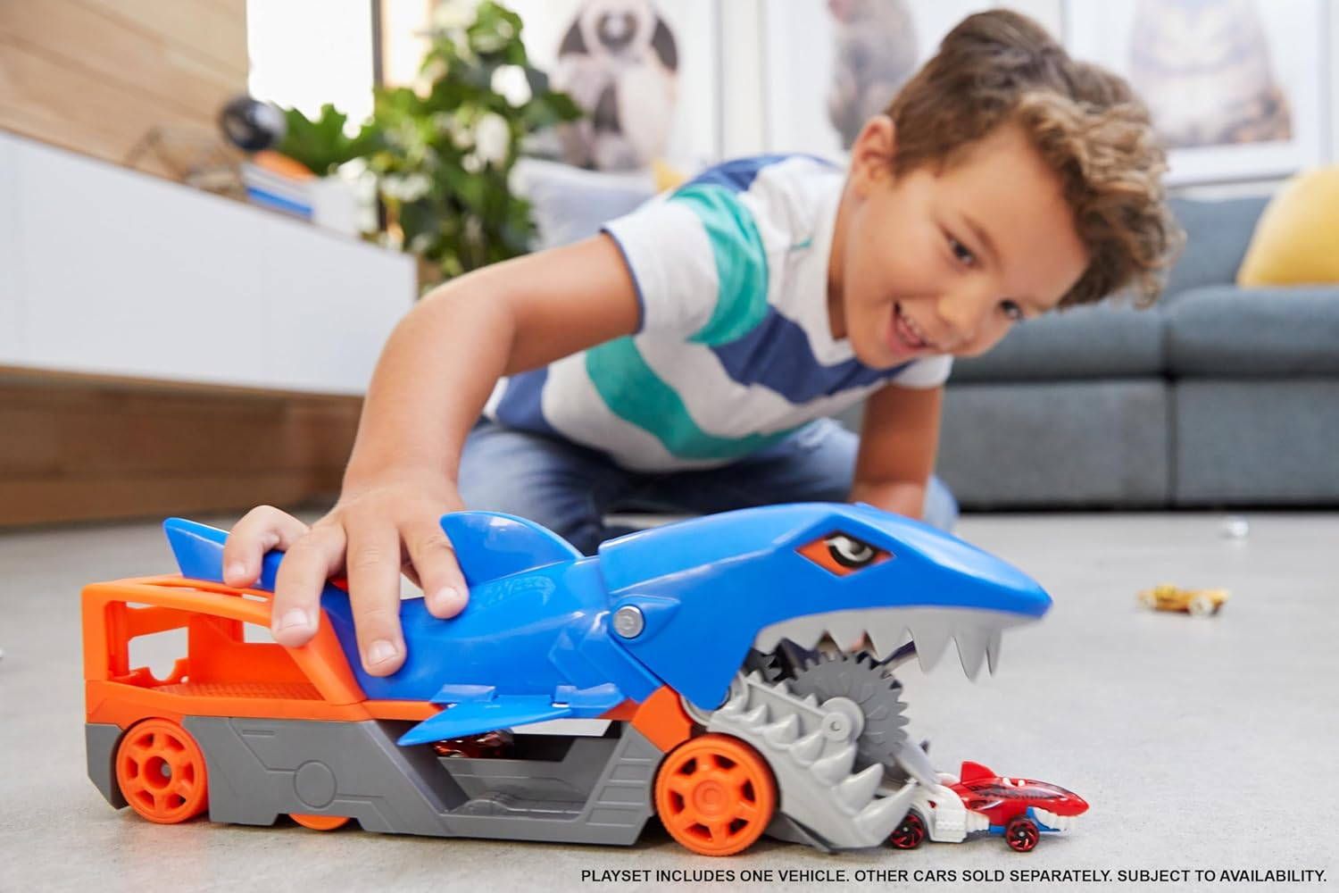 Hot Wheels Shark Chomp Transporter Playset with One 1:64 Scale Car for Kids 4 to 8 Years Old, Shark Bite Hauler Picks up Cars in Its Jaws & Stores up to Five in Its Belly image number 3