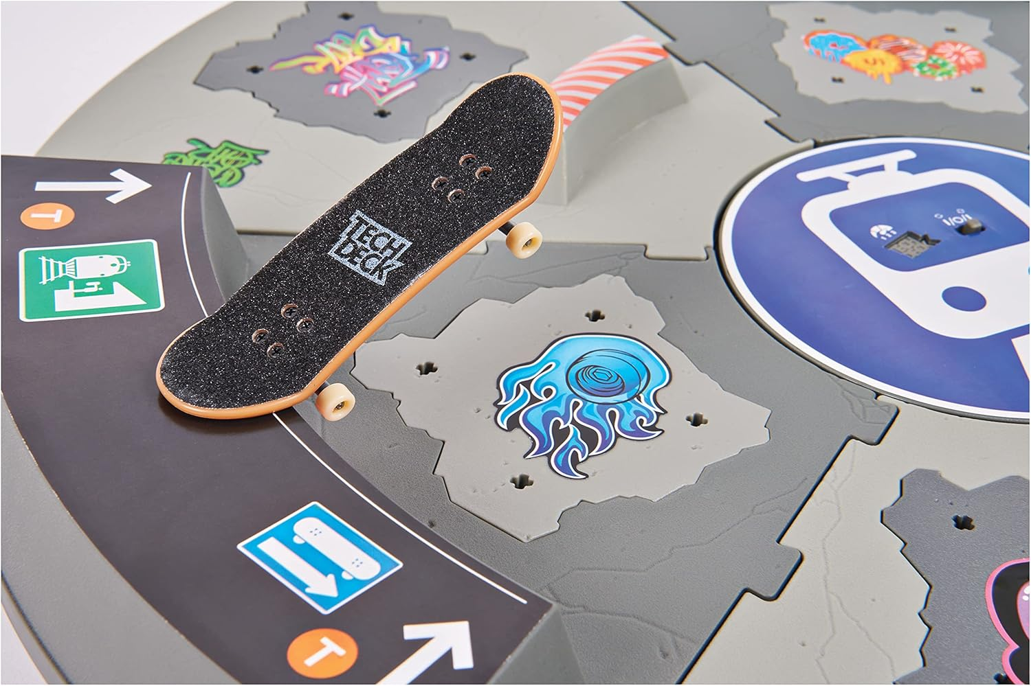 TECH DECK, Shredline 360 Motorized Skate Park, X-Connect Creator, Customizable and Buildable Turntable Ramp Set with Exclusive Fingerboard, Kids Toy for Boys and Girls Ages 6 and Up image number 2