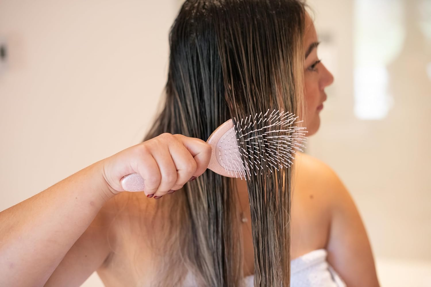 FRAMAR Glitter Hair Brush Detangler, Detangling Hairbrush for Women, Wet Hair Brush for Girls, Hair Detangler Brush, Wet Hairbrush, Hairbrushes, Girls Hairbrush Detangler, Reduces Frizz &ndash; Ros&eacute; image number 2