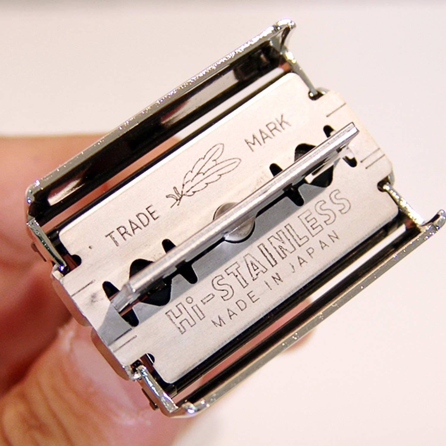 Feather Double Edge Shaving Razor - Stainless Steel And Black image number 3