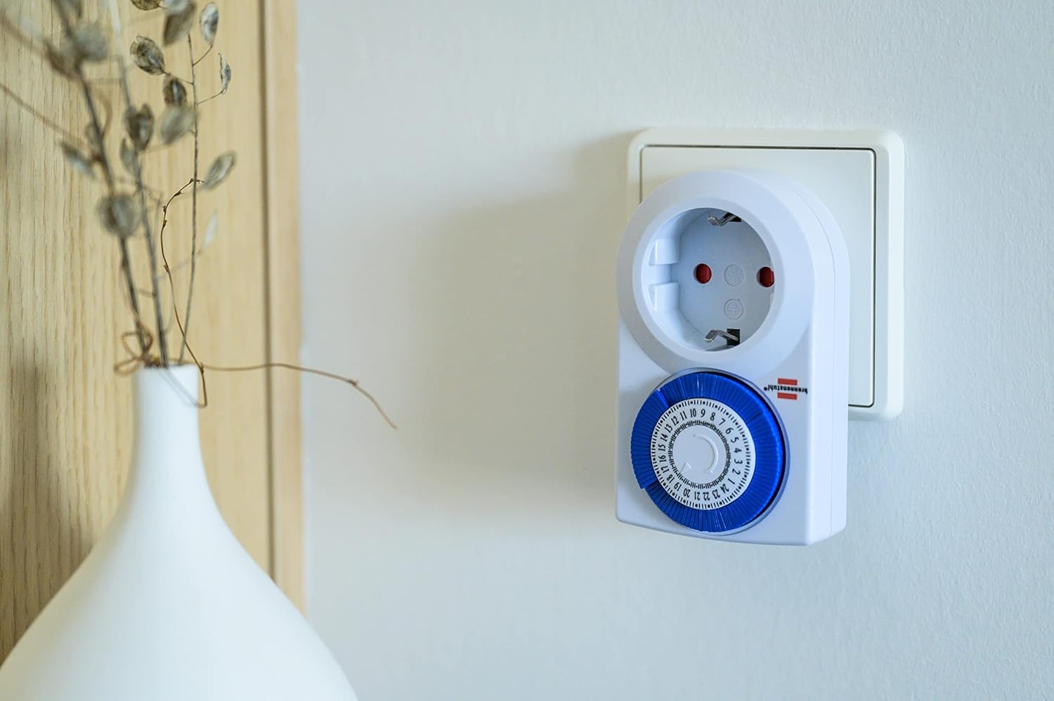 Brennenstuhl White Daily Timer, Mechanical Timer Socket with Increased Touch Protection for Indoor Use image number 6