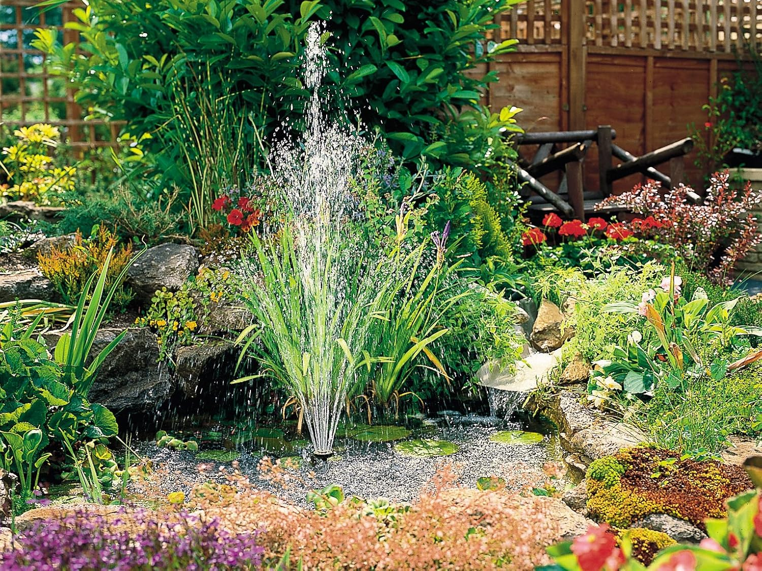 HOZELOCK - Fountain & Cascade Pond Pump 1500 LPH : Ideal for Medium-Sized Ponds, Adjustable Flow Rate and Cascade/Fountain Angle, Anti-Clog Foam Free Inlet Cage Reduces Maintenance [3354B1240] image number 1